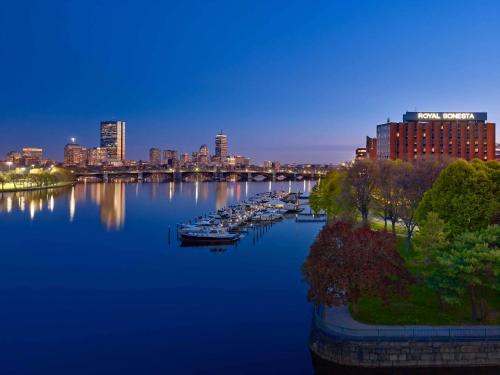 剑桥The Royal Sonesta Boston的城市中带船的河流美景