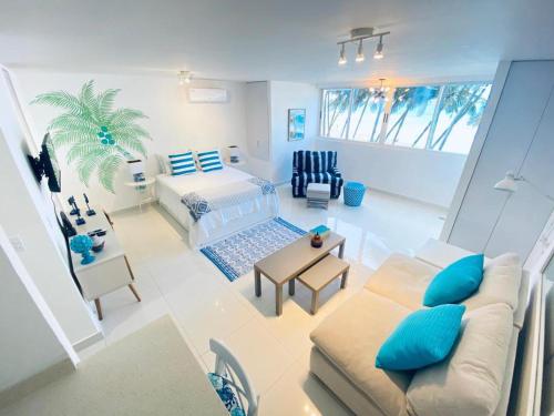 圣胡安KASA Las Palmas studio apt for 2 OCEAN VIEW BEACHFRONT CONDO POOL的客厅配有沙发和1张床