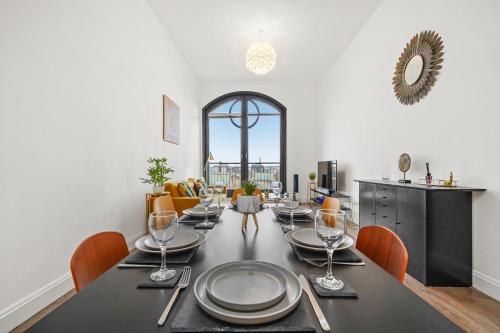 阿伯丁Maberly Lux - Grampian Lettings Ltd的用餐室配有带盘子和酒杯的桌子