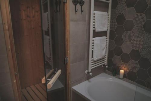 卡洛帕尼亚伊奥蒂斯Del Conte的一间带水槽、镜子和蜡烛的浴室