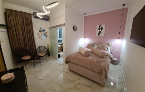 扎达尔Premium class Room的一间卧室配有一张带粉红色墙壁的大床