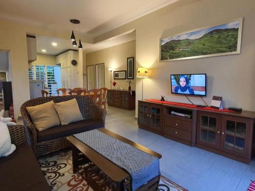 丹那拉打Gerard's Place Nature Heaven Apartment的带沙发和平面电视的客厅