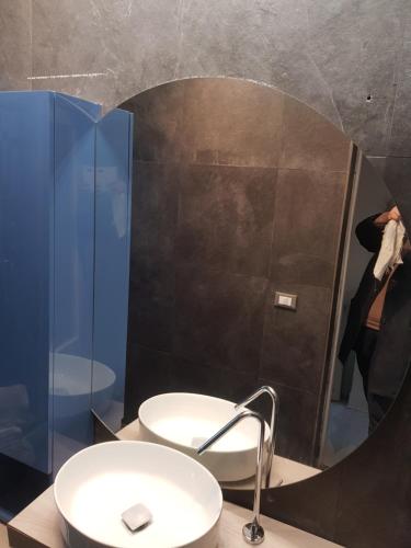 基耶蒂MASSARO APARTMENTS VIA CAVORSO CHIETI Abruzzo的照着浴室镜子的人