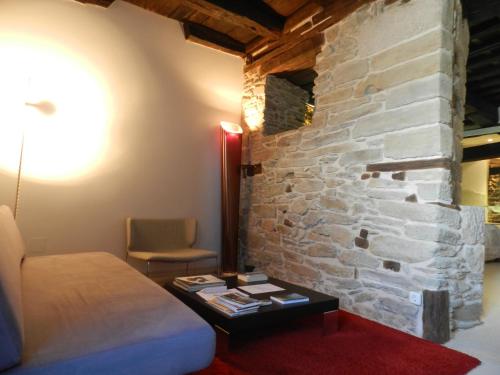 普韦布拉桑纳比亚波萨达真实拉帕斯卡酒店的一间设有床铺和石墙的房间