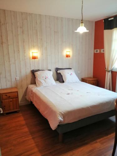 佩罗斯-吉雷克moulin de la lande的一间卧室配有一张大床和两个枕头
