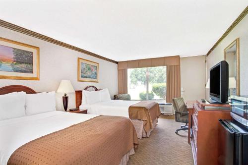福雷斯特城福里斯特城戴斯酒店的酒店客房设有两张床和一台平面电视。