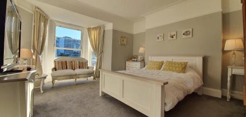 伊尔弗勒科姆Rocky Cove Bed and Breakfast的卧室配有床、椅子和窗户。