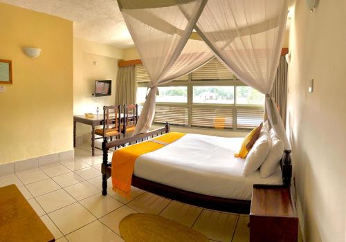 Kenya Comfort Suites客房内的一张或多张床位