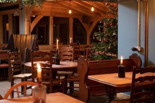 西蒙兹亚特老渡轮旅馆的餐厅设有蜡烛和圣诞树