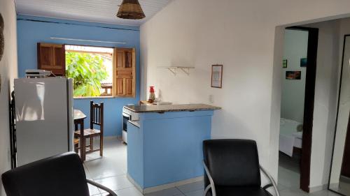 阿拉亚尔达茹达Pousada Simbiose的厨房配有冰箱和椅子