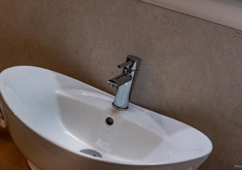 利多迪耶索罗RESIDENCE BLUMAR 2的浴室水槽和墙上的水龙头