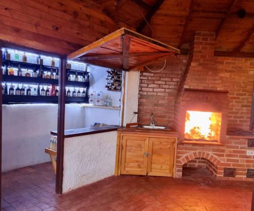 瓜塔维塔Glamping sede campestre Mirador de Pueblo Viejo的砖房中一间带壁炉的厨房