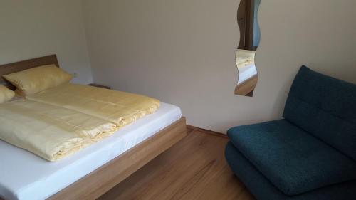 希帕赫Haus Spitaler的一间小卧室,配有一张床和一把椅子