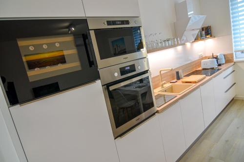 米库洛夫Apartmán Astrid 4的厨房配有2个烤箱和水槽