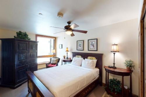 范尔Vail Spa 301的一间卧室配有一张床和吊扇