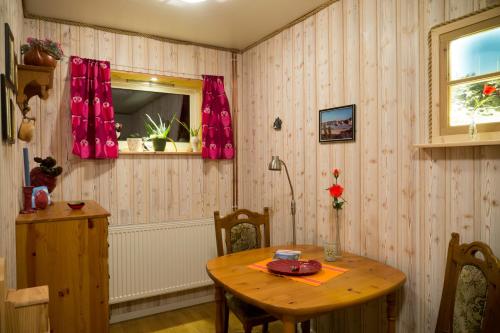HauklandAmHavern B&B的一间带木桌和窗户的用餐室