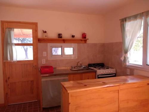 La ConsultaEco Cabaña Rural的厨房配有炉灶和水槽