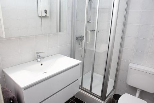 威克奥夫弗尔Oland Whg 17 Wellenflüstern的带淋浴、盥洗盆和卫生间的浴室