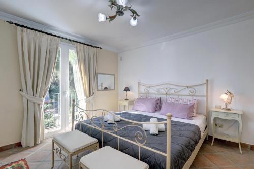 卡萨雷斯LA PERLA DE LA BAHIA PRIMERA LINEA的一间卧室配有一张带紫色枕头的床