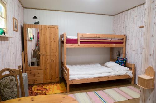 HauklandAmHavern B&B的一间卧室设有两张双层床和一张桌子