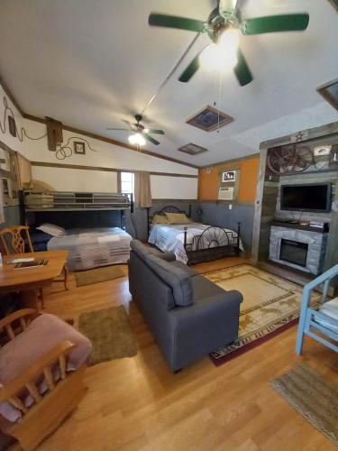 Acorn Hideaways Canton Old West Bunkhouse for 9 - Trail's End Corral的休息区