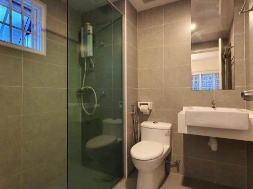 丹那拉打Gerard's Place Nature Haven Apartment的浴室配有卫生间、淋浴和盥洗盆。