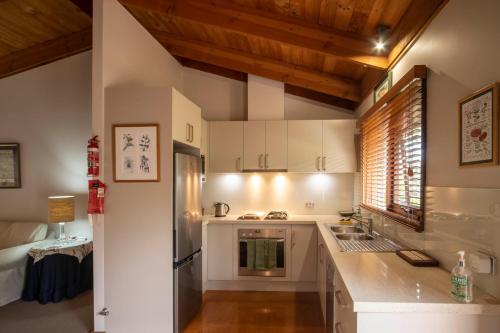 阿米代尔The Studio Armidale的一间厨房,配有白色家电和木制天花板