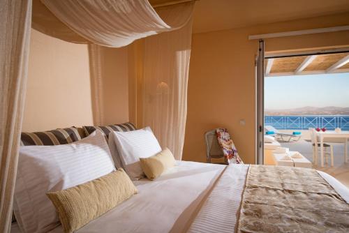 圣加利尼Astoria Hotel的一间卧室设有一张床,享有海景