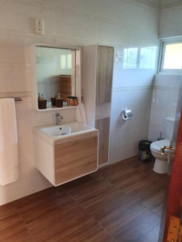 安塞奥潘格雷斯自助式公寓的白色的浴室设有水槽和卫生间。