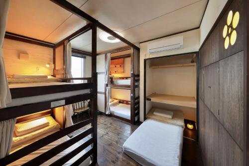 仙台仙台宇目八尺旅馆的一间小房间,内设两张双层床