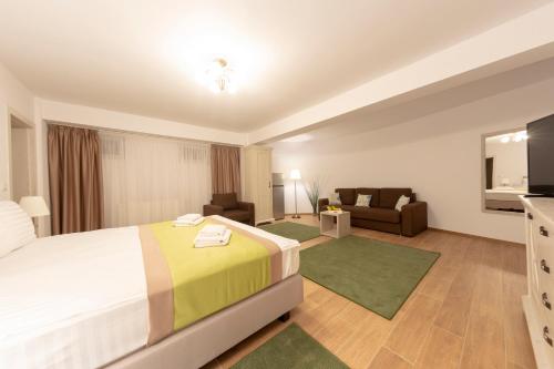 阿尔巴尤利亚Crema Residence的酒店客房,配有床和沙发