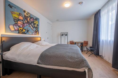 登堡Bed & Parking Burght van Texel的一间卧室配有一张壁画床