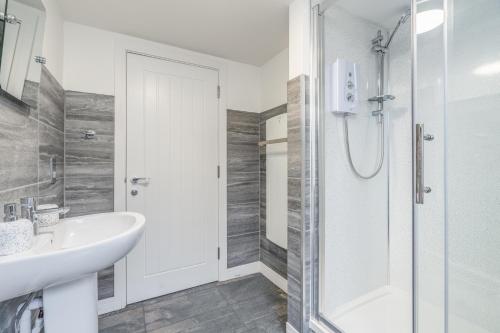 安德沃Charming Apartment In Andover Town Centre 55'' 4K Smart TV Netflix的带淋浴和盥洗盆的白色浴室
