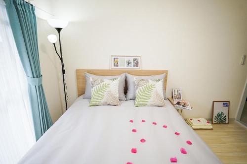 名古屋stay's サンジョイフル 303号 名古屋 民泊 駅近的一间卧室,配有一张粉红色的床