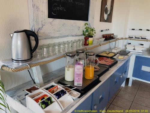 KluisHostel Hof Kranichstein的厨房柜台,配有2瓶果汁和玻璃杯