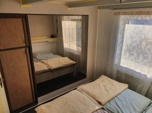 WangelsFerienwohnung Daliah的小房间设有两张床和窗户