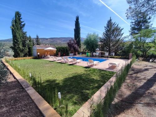 普里埃格·德·科尔多巴Paredejas del Rey的后院设有游泳池和躺椅