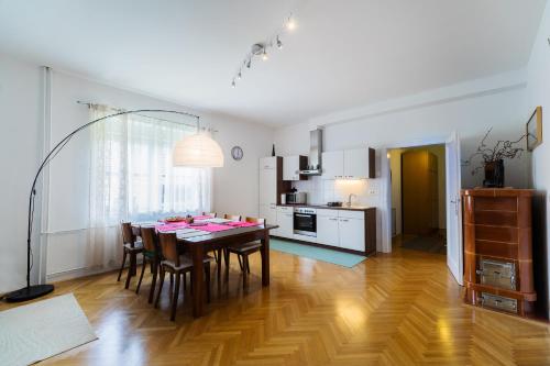 卢布尔雅那Soska 5的厨房以及带桌椅的用餐室。