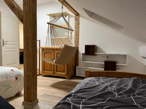 ReiningueGîte cedric的一间卧室配有一张床和吊床