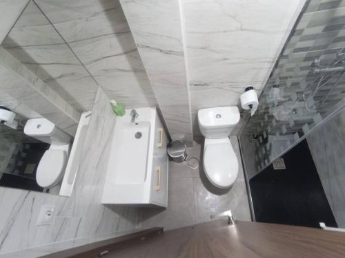 贝塞里尔德拉谢拉Mini Loft的浴室设有2个卫生间、水槽和镜子