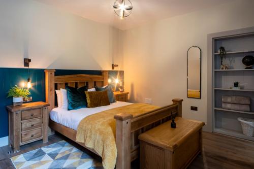 邓布兰Station View, Dunblane的一间卧室配有一张带蓝色枕头的大型木制床。