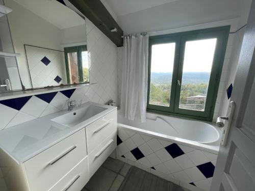 Villa Horizon - Piscine privée的一间浴室
