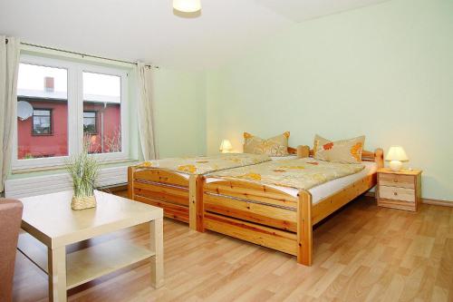 里布尼茨达姆加滕Apartment, Ribnitz-Damgarten的一间卧室设有一张大床和一个窗户。