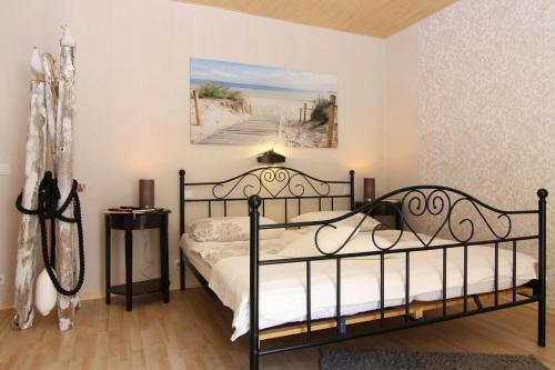 VogelsangApartment, Vogelsang-Warsin的一间卧室配有一张床,享有海滩美景