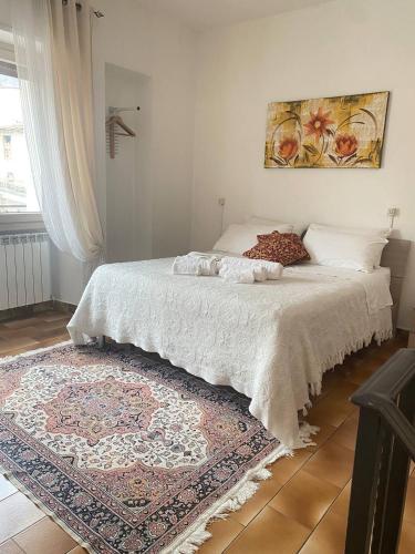 切拉诺Girasole的卧室配有一张床,地板上铺有地毯