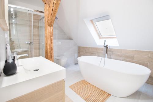 利托梅日采U Zlaté hvězdy apartmán Broggio的浴室配有白色浴缸和水槽