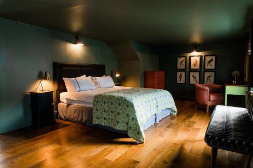 法尔茅斯Star & Garter的一间卧室配有一张床和一把椅子