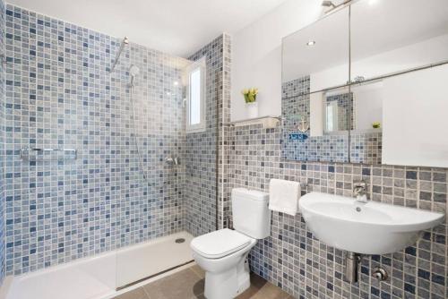 BinisafuaVilla Abril的浴室配有白色卫生间和盥洗盆。