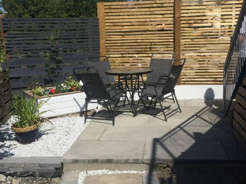 斯特灵Castle View - Home from Home的一个带桌椅和围栏的庭院