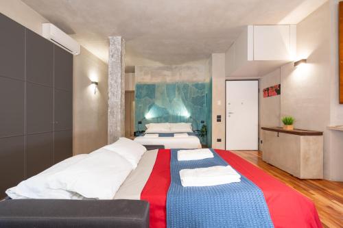 维罗纳Il Garbo Apartments and Suite的一间带两张床和一张沙发的大卧室